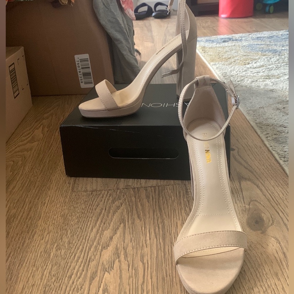 NWOT FashionNova shoes